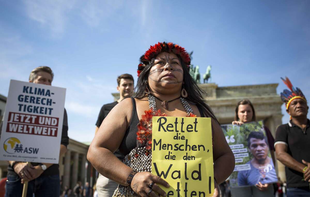 Protest zum Tag des Amazonas vor dem Brandenburger Tor, Berlin.