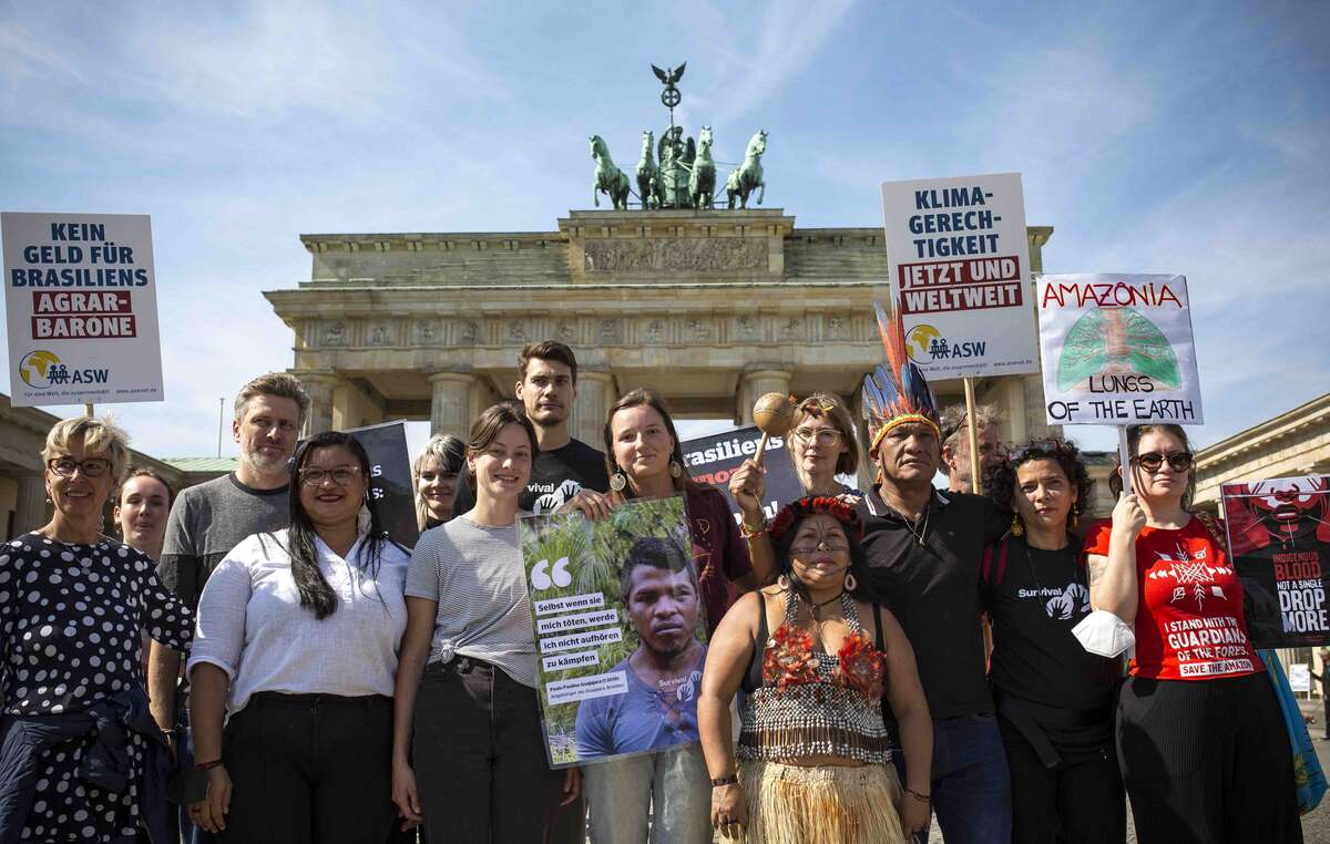 Protest zum Tag des Amazonas vor dem Brandenburger Tor, Berlin.