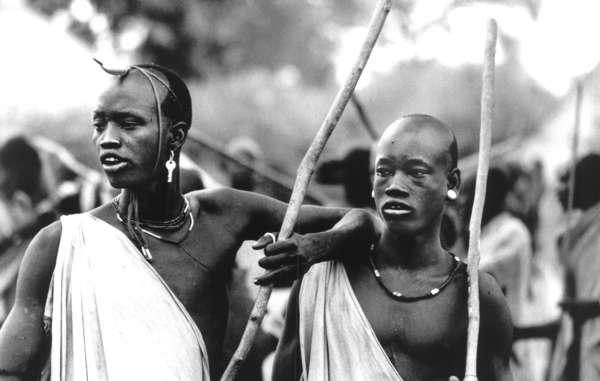 Uomini mursi nel villaggio mursi di Hanna, nella bassa valle dell’Omo, Etiopia.