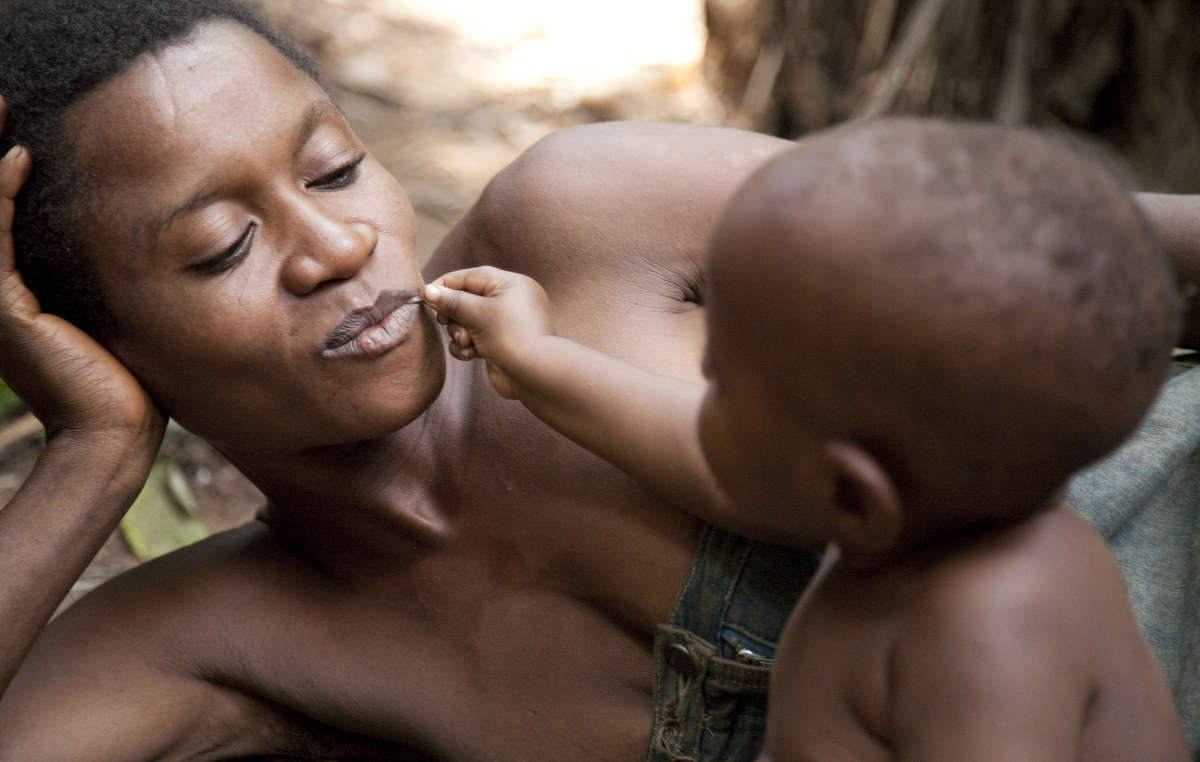 Los niños “pigmeos” bakas ayudan a sus madres a recolectar frutos secos.
