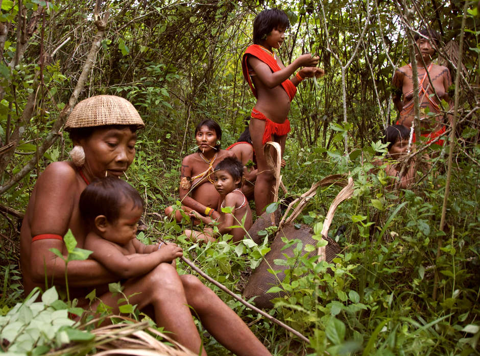 In den letzten Jahren gab es wiederholt beunruhigende Berichte darüber, dass Yanomami-Teenager und junge Frauen durch Soldaten der brasilianischen Armee sexuell ausgebeutet werden. Mit Lebensmitteln und Alkohol werden sie zu sexuellen Handlungen genötigt, die oft zu ungewollten Schwangerschaften führen oder die Übertragung von Krankheiten begünstigen. 

„Als die Armee kam, begannen sie die Indianer zu belästigen", sagt Davi Kopenawa. "Sie forderten die Frauen auf, mit ihnen zu schlafen und gaben ihnen Essen, Reis und Mehl im Tausch. Sie benutzten die Indianer. Jetzt sind wir krank. Die Soldaten haben Krankheiten übertragen, die Frauen leiden an Gonorrhö und Syphilis."
