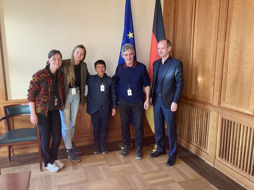 h2. „Die Erde braucht Frieden – wie wir.“
Im Mai und Juni hat Survival in verschiedenen Ländern "Maurício Iximaweteri Yanomami":https://vimeo.com/729559984 und Silvio Cavuscens während ihrer Tour durch Europa begleitet und unterstützt. Beide waren unter anderem nach Deutschland gereist, um Landraub und illegalen Bergbau anzuprangern und die völkermörderische Politik der Regierung Bolsonaros sichtbar zu machen. In Berlin konnten Maurício und Silvio in Gesprächen mit Politiker*innen und zivilgesellschaftlichen Organisationen deutlich machen, warum die Yanomami internationale Solidarität brauchen.
Außerdem reiste unsere Expertin und Survival-Repräsentantin Fiona Watson anlässlich des "30. Jahrestags der Anerkennung des Yanomami-Territoriums":https://www.facebook.com/survivalde/videos/372826224907956/ auf Einladung der Yanomami nach Brasilien. Die offizielle Absicherung ihres Gebiets war ein unglaublicher Erfolg für die Yanomami und Survival, nachdem wir lange Seite an Seite dafür gekämpft hatten. Wir nutzen deine Spenden dafür, um uns weiterhin mit den Yanomami dafür einzusetzen, den illegalen Goldabbau auf ihrem Land zu stoppen.
