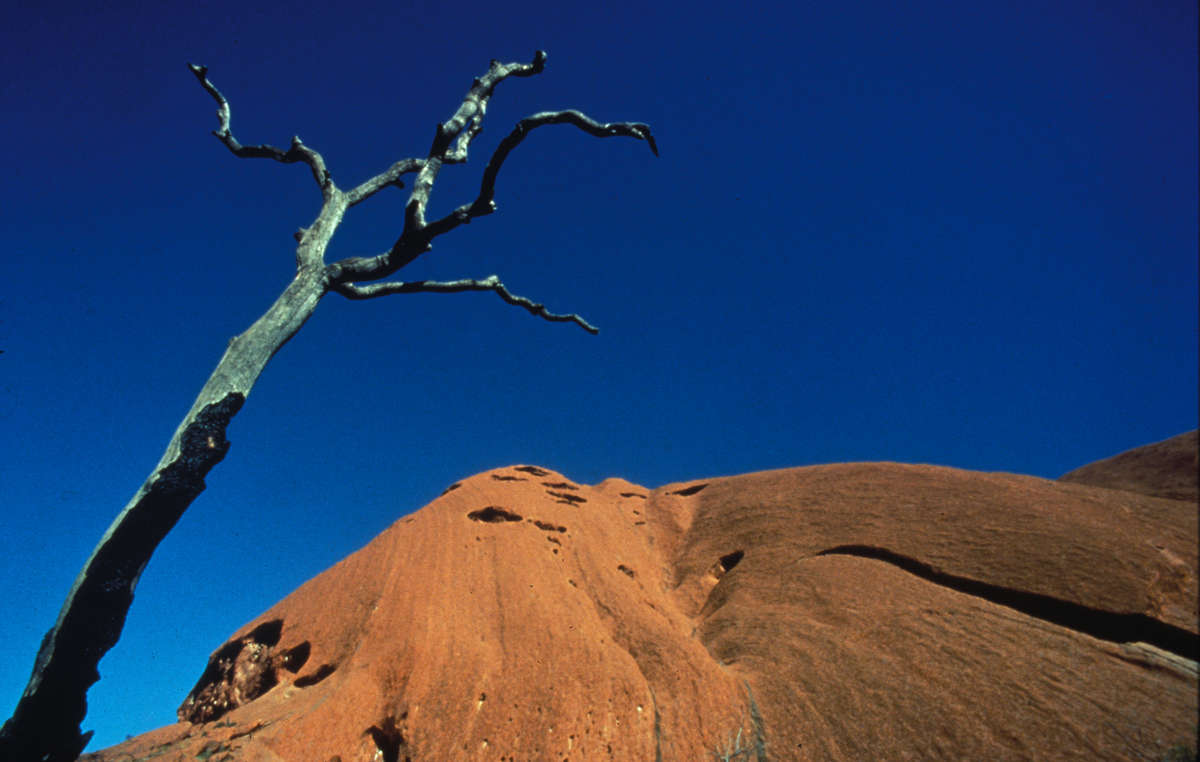 Uluru (Ayers Rock) ist die wohl bekannteste heilige Stätte der Aborigines in Australien. Er spiegelt auch die enge Beziehung der Aborigines zu ihrem Land und der Traumzeit wieder.