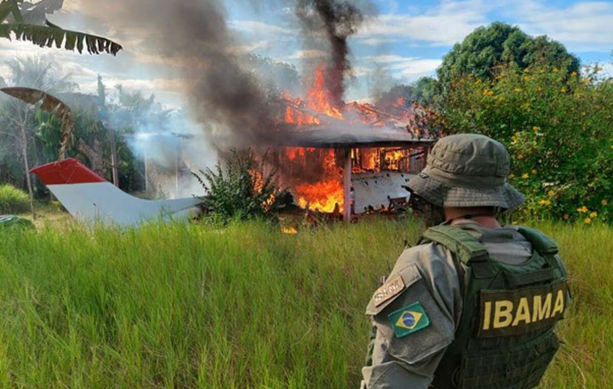 Avião sendo destruído em operação para retirada dos garimpeiros ilegais da Terra Indígena Yanomami.