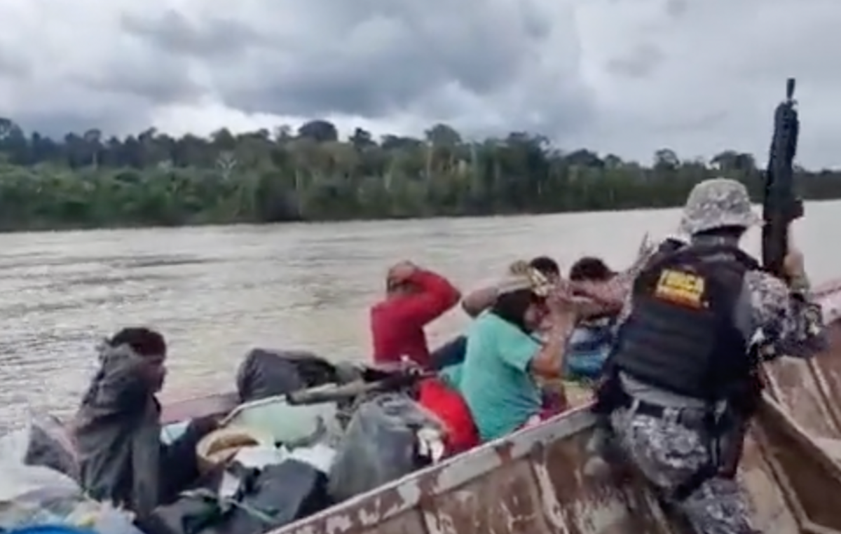 Illegal miners are being removed from the Yanomami Indigenous Territory by Ibama agents and others.