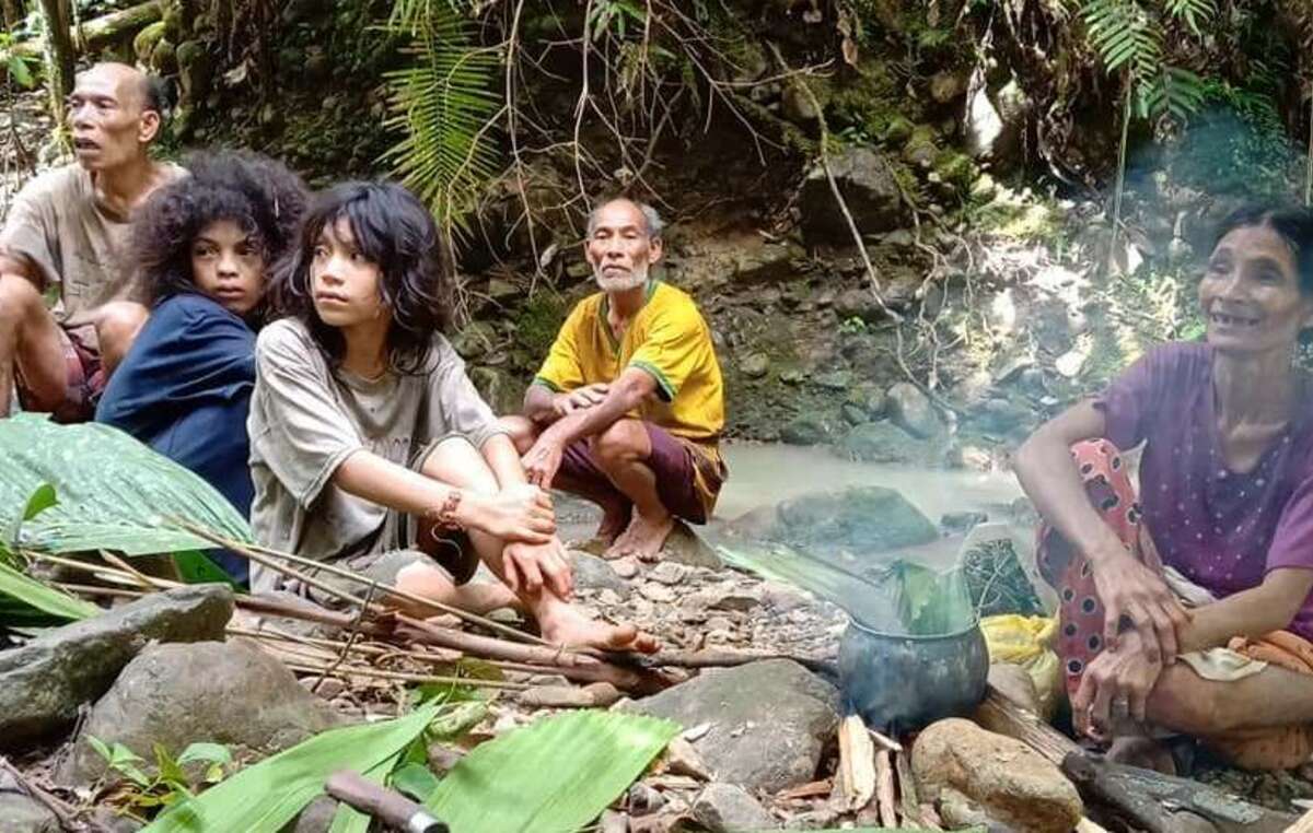 Eine nomadische Gruppe der Hongana Manyawa im Regenwald von Halmahera. Die Hongana Manyawa beziehen alles, was sie brauchen, aus dem Wald und leben dort schon seit Tausenden von Jahren
