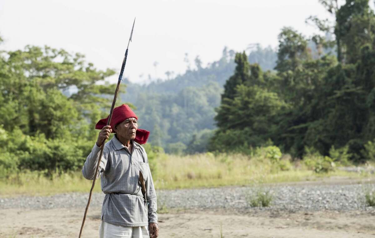 Kontaktierter Ältester der Hongana Manyawa im Regenwald von Halmahera. Die Hongana Manyawa sind entschlossen, ihren Wald zu verteidigen.