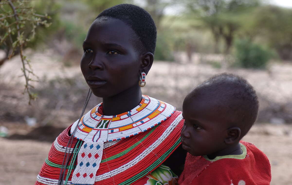 Mujer samburu, norte de Kenia. Un familiar suyo fue presuntamente asesinado por guardaparques cuando sacaba a pastar a sus animales cerca de una zona de conservación de NRT.