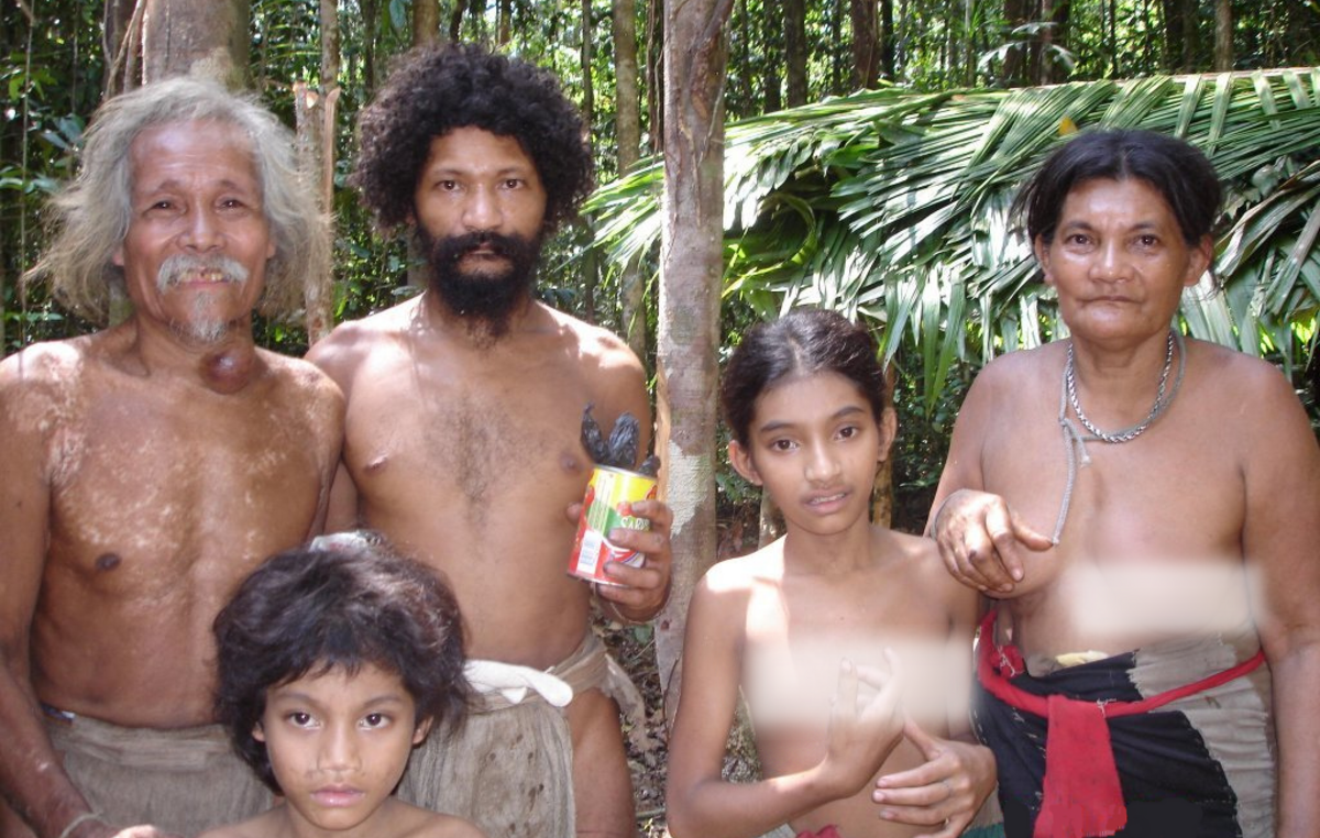Familia nómada hongana manyawa. Esta imagen fue tomada durante uno de los primeros contactos.