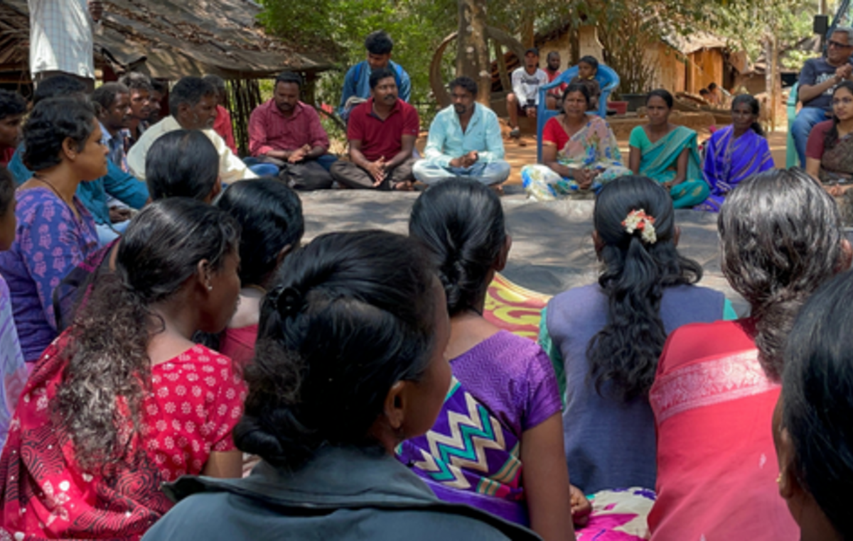 Durante a marcha, os Adivasis se reuniram para compartilhar suas experiências de despejos e abusos em "Áreas Protegidas" por toda a Índia.