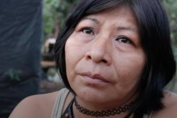 Clara Barbosa denuncia a los colonos que han robado las tierras de su pueblo