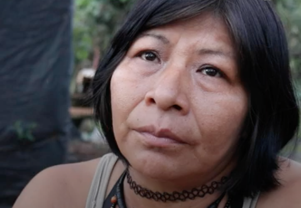 Clara Barbosa denuncia a los colonos que han robado las tierras de su pueblo