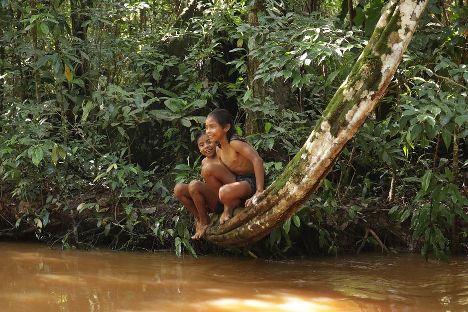 <b>Du machst den Unterschied</b>

Liebe*r Unterstützer*in,

seit 1969 setzt sich Survival International in Partnerschaft mit indigenen Völkern für die Sicherung ihrer Landrechte und ein Ende von Gewalt und Völkermord an ihnen ein. Anlässlich unseres 55-jährigen Jubiläums möchten wir dir dafür danken, dass du im Zentrum dieses Kampfes stehst. Du sorgst dafür, dass unsere Kampagnen einen dauerhaften Unterschied machen: Du stoppst brutale Angriffe, verhinderst Zerstörung und trägst dazu bei, dass indigene Völker in Frieden auf ihrem Land leben können. Wir danken dir vielmals für deine unglaublich wichtige Unterstützung. 

Herzliche Grüße

Dein Survival-Team