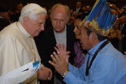 I Makuxi chiedono aiuto a Papa Benedetto XVI il 1 luglio scorso. Nel 1995 avevano incontrato anche Papa Wojtyla e il Cardinale Ersilio Tonini.