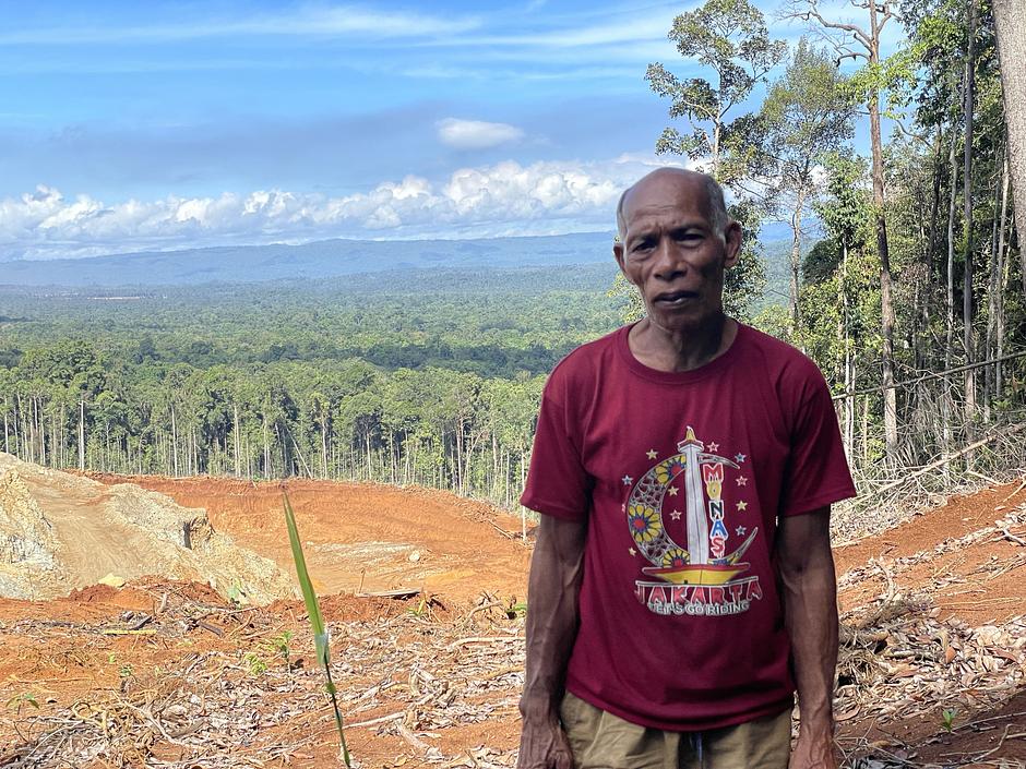 <b>Mehr Verantwortung im Bergbau</b><br><br> Norwegens Staatsfonds – der größte der Welt – hat 2025 seine Anteile an dem französischen Bergbauunternehmen Eramet abgestoßen, „wegen des inakzeptablen Risikos, dass das Unternehmen zu schweren Umweltschäden und groben Verletzungen der Menschenrechte unkontaktierter indigener Völker beiträgt oder selbst dafür verantwortlich ist”.  Weda Bay Nickel, das Bergbauunternehmen, an dem Eramet beteiligt ist, gefährdet das Leben der unkontaktierten "Hongana Manyawa":https://www.survivalinternational.de/indigene/honganamanyawa in Indonesien.   Außerdem haben zwei der wichtigsten Organisationen, die die Bergbauindustrie bewerten, die Rechte unkontaktierter Völker in ihre Richtlinien aufgenommen bzw. diese verschärft. Dies ist das Ergebnis der Lobbyarbeit von Survival und der fast 25.000 Survival-Unterstützer*innen, die sich bereits dafür eingesetzt haben, dass der Wald  der Hongana Manyawa nicht von Bergbauunternehmen zerstört wird.