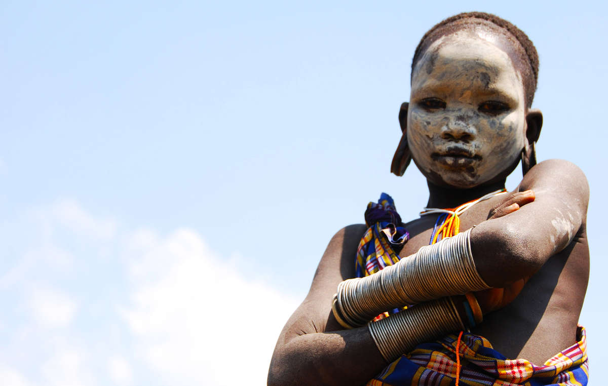 Enfant suri, vallée inférieure de l'Omo, Ethiopie. De violentes spoliations territoriales anéantissent la tribu.