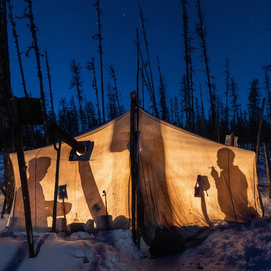Couple evenki, Yakoutie, Russie, 2022 – L'élevage de rennes, la pêche et la chasse ont toujours été au cœur du mode de vie des Evenki. Aujourd'hui, cependant, leurs terres sont exploitées pour l'industrie minière et forestière, ce qui entraîne destruction et pollution de l'environnement, rendant leur vie de plus en plus difficile. Malgré cela, les Evenki entretiennent une relation profonde avec leurs terres, leurs forêts et leurs rivières, qu'ils s'engagent à protéger.