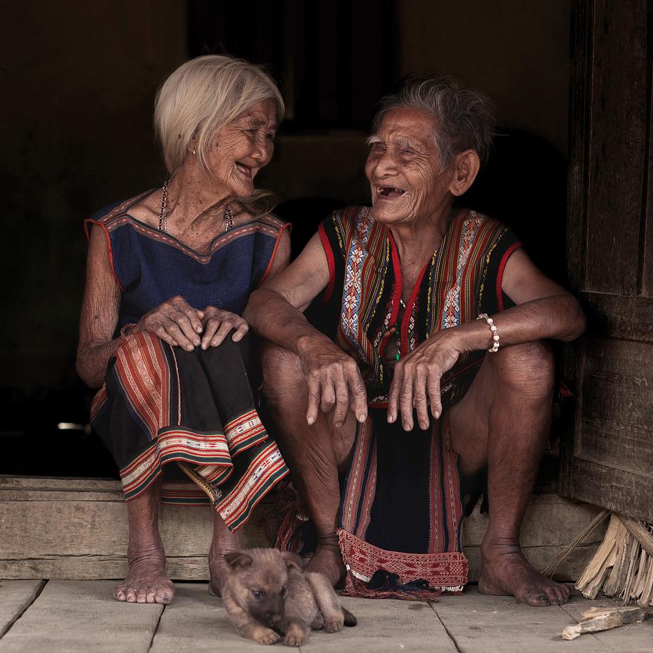 Couple sedang (Xơ Đăng), Vietnam, 2017 – Les Sedang vivent dans les collines du centre du Vietnam. Ce sont des agriculteurs qui élèvent des buffles d'eau, des chèvres, des cochons noirs des hauts plateaux et des poulets, et qui cultivent du riz, du millet et d'autres céréales. Les peuples autochtones sont les propriétaires légitimes de leurs terres et constituent un élément essentiel de la diversité humaine.