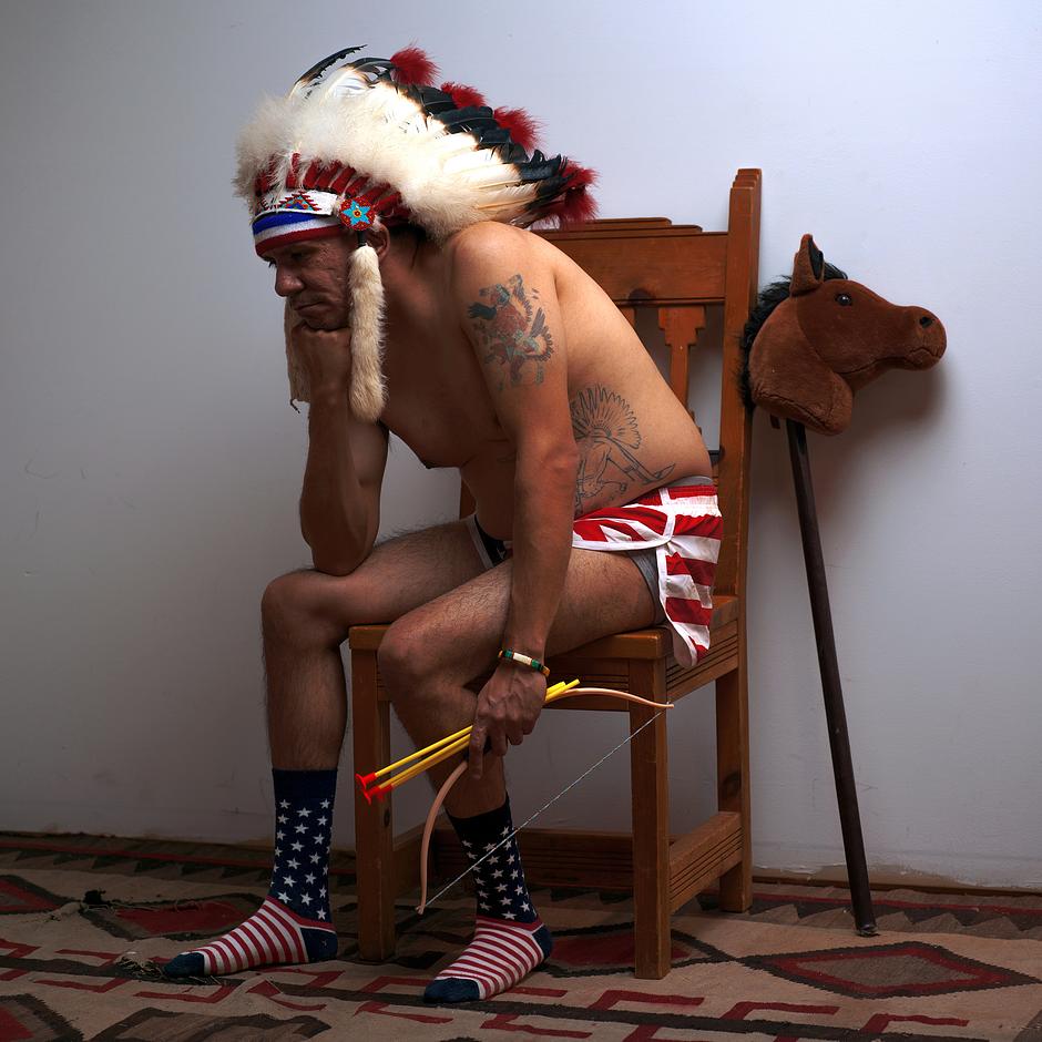 Justin Eagle Gauthier, Nation menominee (Omāēqnomenēw), États-Unis, 2019 – Photo inédite de l'acteur autochtone Jud Gauthier, tirée de la séance photo pour l'affiche de la pièce “Between Two Knees” de la troupe comique autochtone The 1491s. Cette pièce, qui offre une vision percutante de l'oppression systématique, emmène le public à travers les moments clefs de l'histoire des peuples autochtones d'Amérique du Nord jusqu'à l'occupation de Wounded Knee par l'American Indian Movement en 1973.