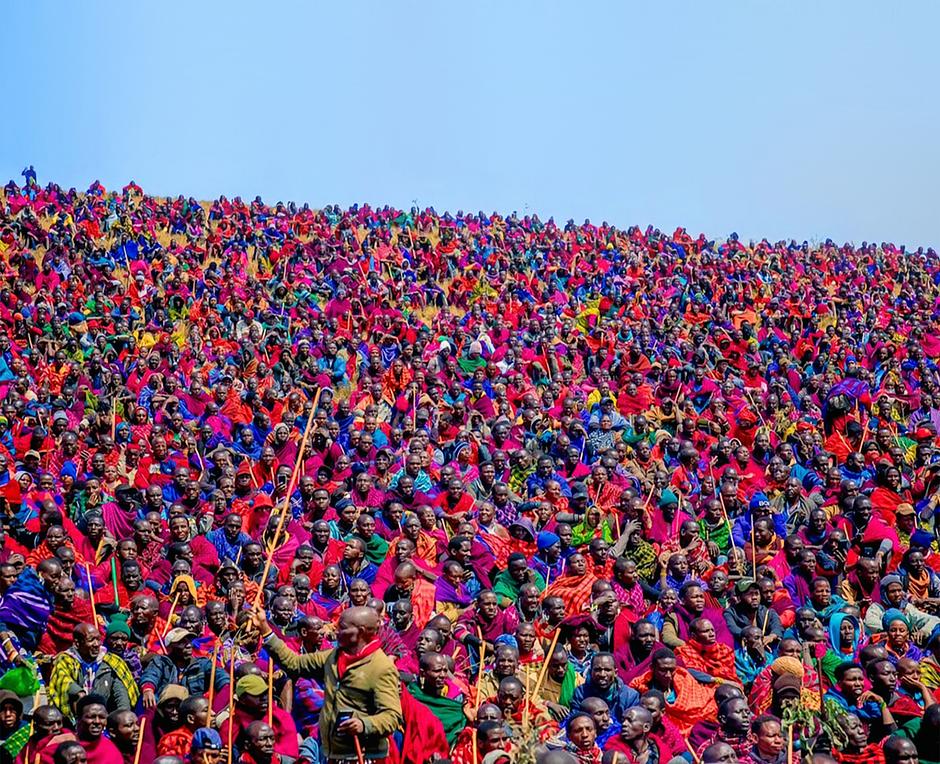 Photo bonus ! 30 000 femmes et hommes massaï manifestent, Tanzanie, 2024 – Depuis de nombreuses années, le gouvernement nie systématiquement les droits fondamentaux du peuple massaï vivant dans la zone de conservation du Ngorongoro, dans le but de les expulser de leurs terres sous prétexte de conserver la nature.
