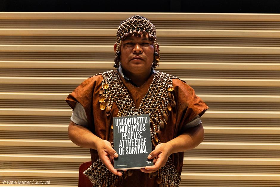 <b>Herlin Odicio zu Gast in Berlin – Einsatz für unkontaktierte Völker</b><br><br>Ende Oktober war Herlin Odicio, Kakataibo-Anführer aus der peruanischen Amazonasregion Ucayali, zu Gast in Berlin. Als Vizepräsident der Regionalorganisation ORAU (AIDESEP Ucayali) kämpft er seit Jahrzehnten für die selbstbestimmte Kontrolle über die Territorien seiner Gemeinschaft – gegen illegale Holzfällerei, Kokaanbau und Bergbau – und für den Schutz der unkontaktierten Angehörigen seines Volkes.  In Berlin berichtete Odicio eindrücklich über die Bedrohungen, denen indigene Gemeinschaften ausgesetzt sind, und stellte gemeinsam mit Teresa Mayo von Survival International den neuen Bericht zur globalen Lage unkontaktierter Völker vor. Der Bericht dokumentiert die Folgen von Landraub, erzwungenem Kontakt und Völkermord und rückt die Rechte, Widerstandskraft und Selbstbestimmung indigener Völker in den Mittelpunkt.  Die Veranstaltung bot Raum für Diskussionen über die Verantwortung unserer Industriegesellschaft, Klimagerechtigkeit und internationale Solidarität. Die Teilnehmer*innen nutzten online und offline die Gelegenheit, sich zu vernetzen, Fragen zu stellen und Impulse für ihr eigenes Engagement mitzunehmen.  Herlin Odicio und die gezeigten Aufnahmen aus seinem Zuhause hinterließen einen bleibenden Eindruck: Sein Mut, seine Expertise und sein unermüdlicher Einsatz machten deutlich, wie wichtig internationale Aufmerksamkeit und Solidarität für den Schutz unkontaktierter Völker sind.