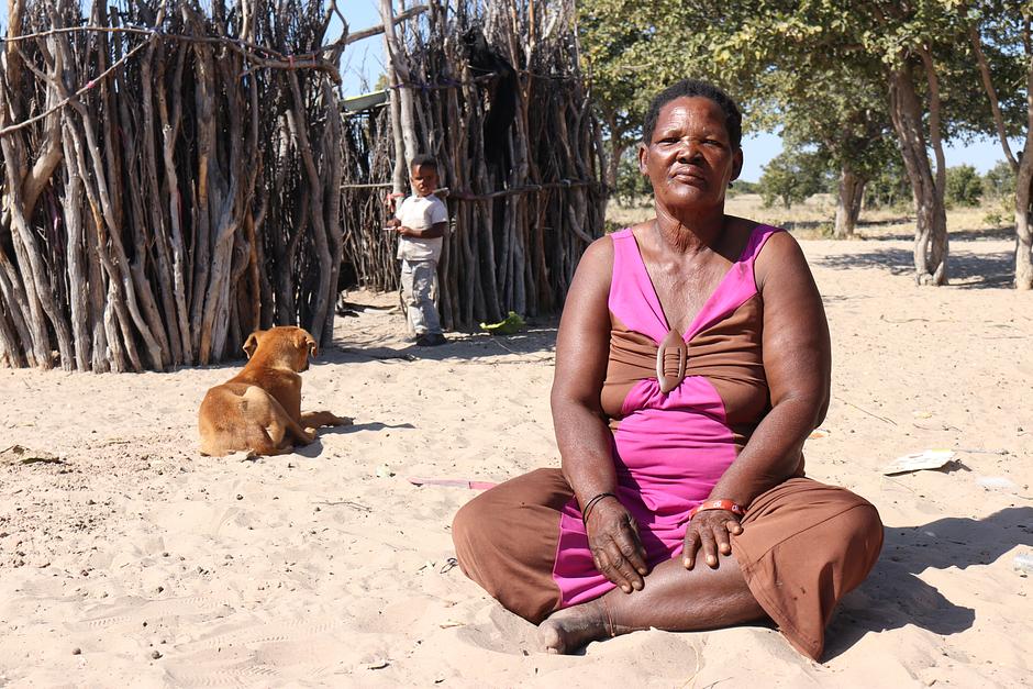 <b>Gana und Gwi, Botswana </b><br><br> In Botswana gab es nach einem politischen Wechsel Zeichen der Versöhnung für die Gana und Gwi – auf die Survival schnell reagierte. Nach Jahren der Einreiseverbote konnten unsere Mitarbeitenden wieder direkte Gespräche vor Ort führen, politische Maßnahmen vorantreiben und dringend benötigte Hilfe leisten – darunter die Reparatur eines Bohrlochs für Trinkwasser. Die Gana und Gwi haben heute eine Perspektive auf Selbstbestimmung und wir unterstützen sie dabei.