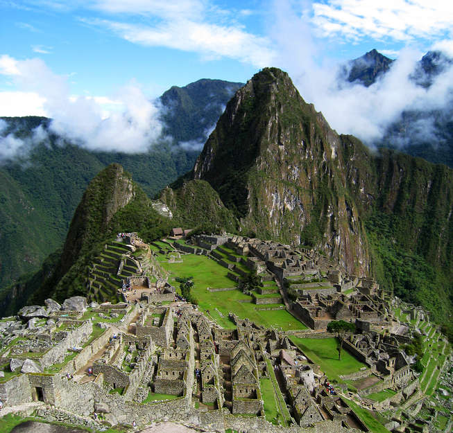 C'est lorsque les premiers rayons du soleil apparaissent à travers les murs de l' _Inti Punku_, la porte du Soleil, que de nombreux visiteurs font leur première découverte du Machu Picchu.

Chaque année, près d'un million de touristes se rendent dans la cité inca. Perché dans les Andes orientales, dominant la vallée de l'Urubamba, la vallée sacrée des Incas, le Machu Picchu est le site archéologique le plus célèbre du Pérou, le cœur-même de l'empire inca.

Mais peu de visiteurs savent qu'à seulement 100 km de ces terrasses en escalier et de ces temples en granit vivent certaines des dernières tribus encore isolées du monde.

Peu de touristes savent qu'aujourd'hui ces tribus sont menacées de disparition.
