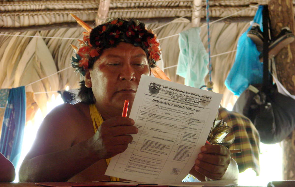 Davi Yanomami durante un incontro dell'associazione yanomami Hutukara.