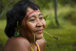 Maria Yanomami. Les Yanomami se peignent le visage avec la teinture naturelle noire genipapo, et se décorent avec des fibres naturelles.