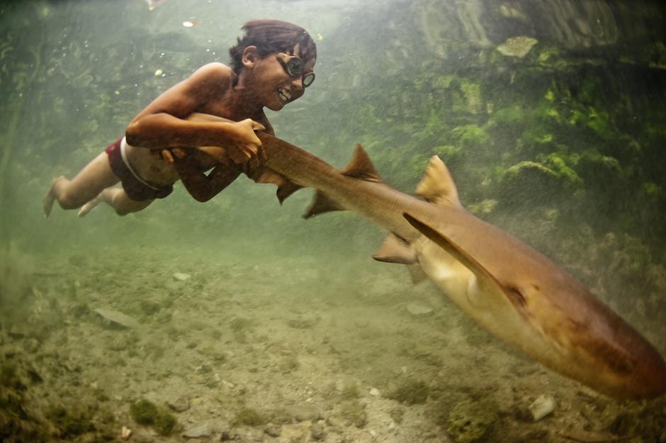 Los mokenes del mar de Andamán, también conocidos como “gitanos del mar”, han desarrollado una habilidad única para enfocar la vista bajo el agua y poder así sumergirse en busca de comida en el suelo marino. Su visión es un 50% más aguda que la de los europeos.