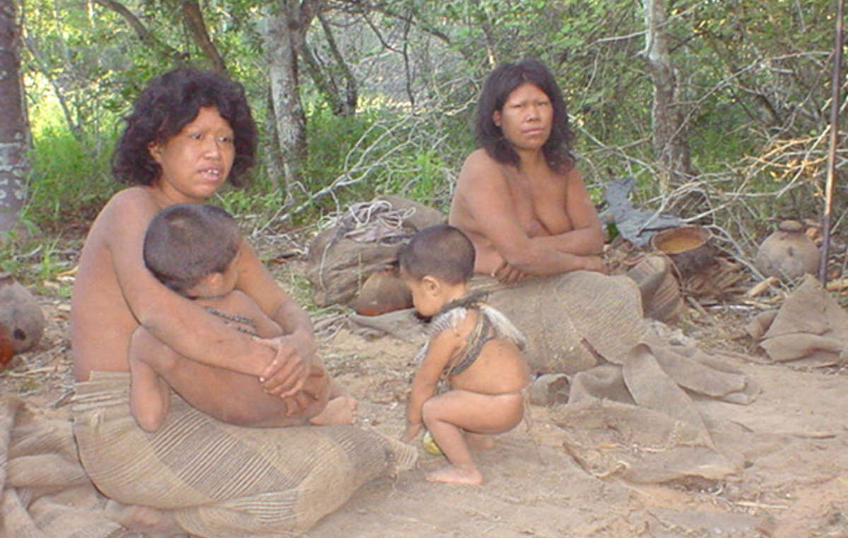 Membros do grupo Ayoreo-Totobiegosode no dia em que foram contatados pela primeira vez, em 2004, Paraguai.