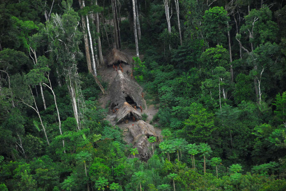 In einer der abgeschiedensten Regionen des brasilianischen Amazonas-Regenwaldes schauen "unkontaktierte" Indianer zu einem Flugzeug auf. 

Weltweit gibt es rund 100 "unkontaktierte Völker":http://www.survivalinternational.de/kampagnen/unkontaktierte-voelker, die ohne friedlichen Kontakt zur Außenwelt leben.

Wir wissen sehr wenig über sie, können uns aber sicher sein, dass sie in Ruhe gelassen werden möchten. Das ist ihre Wahl und ihr Recht. 
