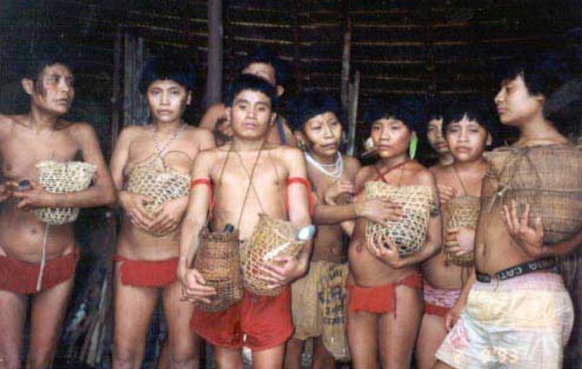 Os sobreviventes do massacre de Haximu, ocorrido em 1993, seguram urnas contendo as cinzas de seus parentes.