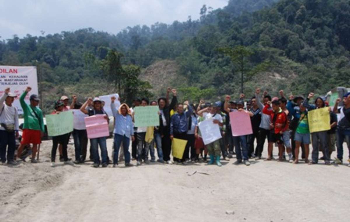 Des centaines de Penan bloquent la route menant au barrage Murum.