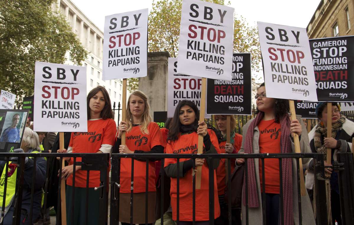 Dutzende Demonstranten haben anlässlich des indonesischen Staatsbesuches in London vor der Residenz des britischen Premierministers protestiert.