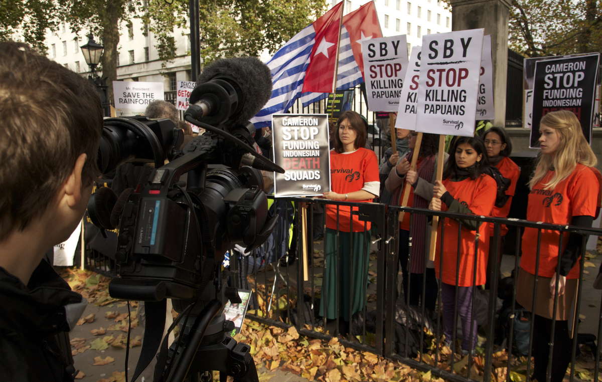 Protesters held banners reading ‘SBY-stop killing Papuans’, and ‘Cameron stop funding Indonesian death squads’.