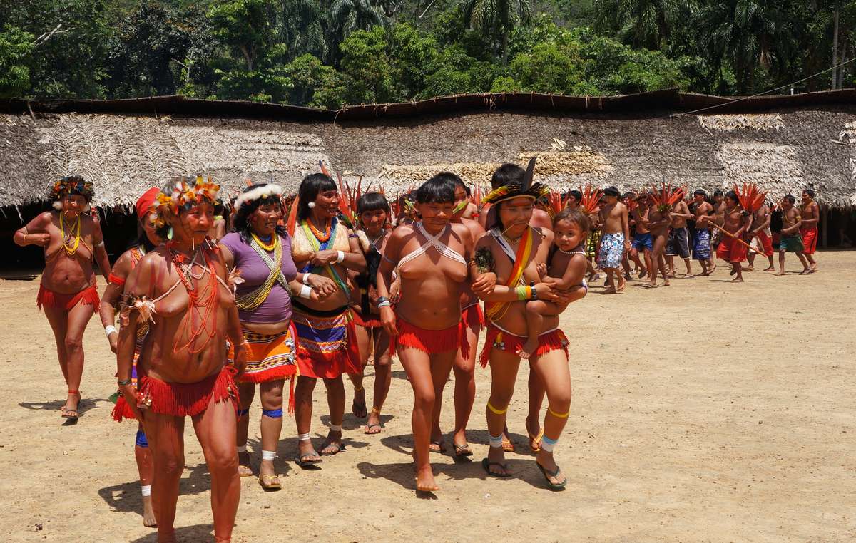 Angehörige der Yanomami begrüßen Gäste der 7. Versammlung der Yanomami-Organisation Hutukara in Watoriki
