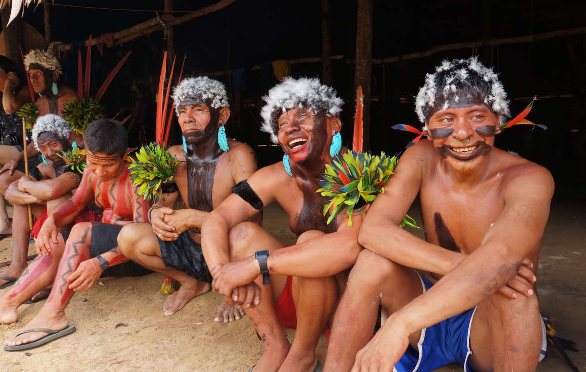 Angehörige der Yanomami feiern das Ende der 7. Versammlung der Yanomami-Organisation Hutukara