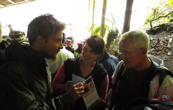 An Besucher des Machu Picchu werden Flyer über in der Nähe lebende unkontaktierte Völker ausgeteilt.