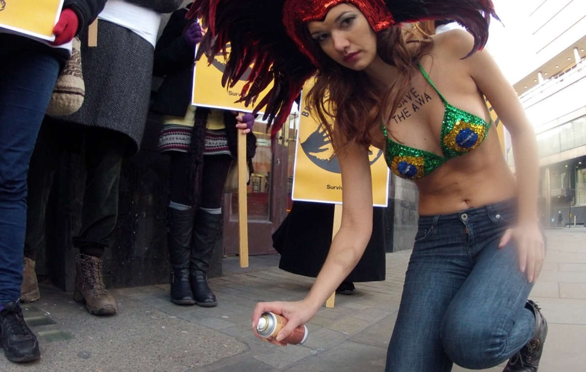 Une manifestante en costume de carnaval délivre un message clair au gouvernement brésilien : 'Sauvez les Awá'.