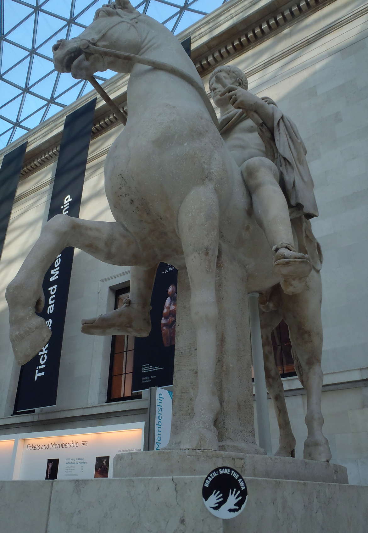 Un adesivo della campagna al British Museum di Londra.