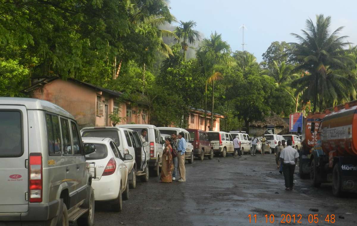 Obwohl das Oberste Gericht im Juli 2012 die Schließung der Höhlen und des Schlammvulkans angeordnet hatte, fuhren Touristen weiterhin entlang der Andaman Trunk Road, um die Sehenswürdigkeiten zu besichtigen.