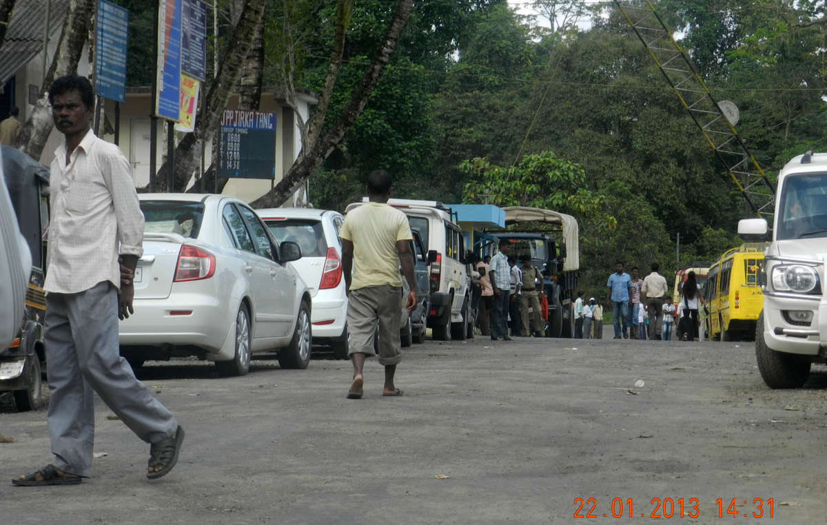 Bevor das Gericht im Januar Touristen die Nutzung der Straße untersagt hatte, reisten Hunderte von Fahrzeugen täglich entlang der Andaman Trunk Road.