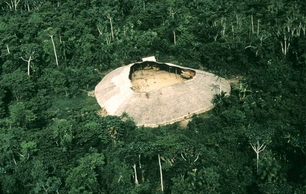 Os Yanomami moram em grandes casas comunais, chamadas de malocas.