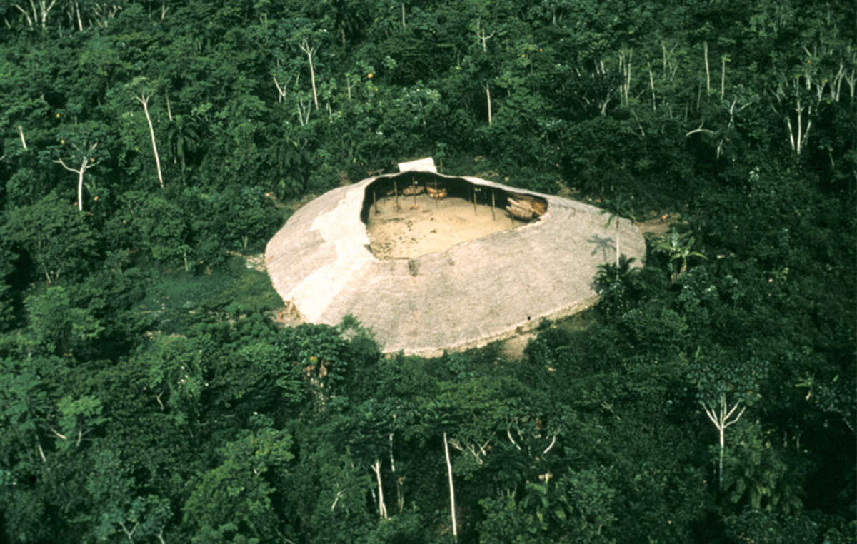 Os Yanomami vivem em grandes casas comunais.