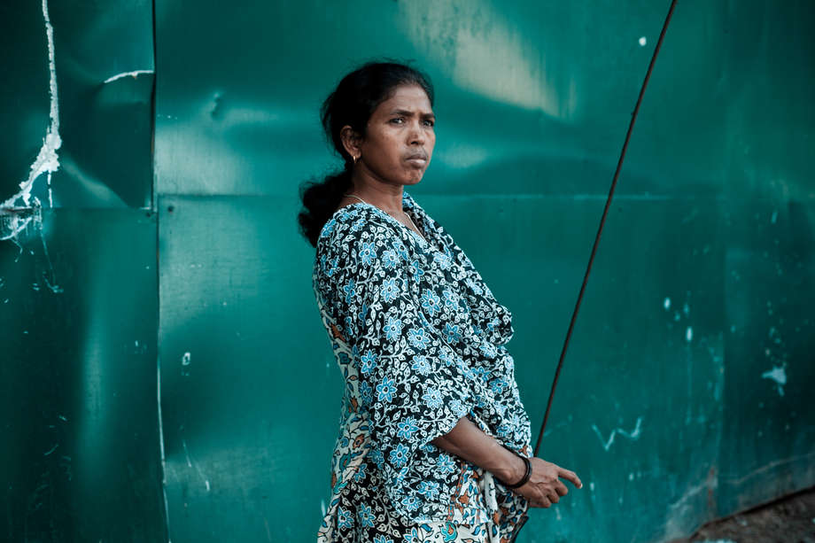 Soni Sori è un’insegnante adivasi (tribale) ed è madre di tre bambini piccoli. Vive nello stato indiano di Chhattisgarh.

Soni ha criticato apertamente il governo indiano, i Maoisti e le società siderurgiche, come il Gruppo Essar. Mentre era sotto custodia alla polizia con l’accusa di fare da corriere fra i Maoisti e il Gruppo Essar, è stata stuprata e torturata.

Soni è in carcere già da 17 mesi, con misere speranze di rilascio su cauzione. L’accusano di un reato per il quale non esistono prove. _Darmi scosse elettriche, denudarmi e scagliarmi addosso delle pietre può risolvere il problema Naxal (maoista)?_ ha scritto Soni in una lettera al giudice della Corte Suprema.

_Soni Sori ha subito orribili abusi per mano della polizia ma rimane sotto la loro custodia. Ma cosa c’è realmente dietro tutto questo?_ chiede Jo Woodman di Survival International. _I tentativi disperati dello stato di Chhattisgarh di mettere a tacere coloro che parlano, mentre le atrocità della guerra celata tra le roccaforti dell'India continuano. Nel frattempo, la sofferenza degli Adivasi dell'India centrale non cessa, e la giustizia sembra un sogno lontano._

_Voglio tornare a casa e aiutare la mia gente_, ha detto Soni Sori. _Voglio usare la mia istruzione per rafforzarli. Se non impariamo a parlare per noi stessi, noi indigeni saremo spazzati via._
