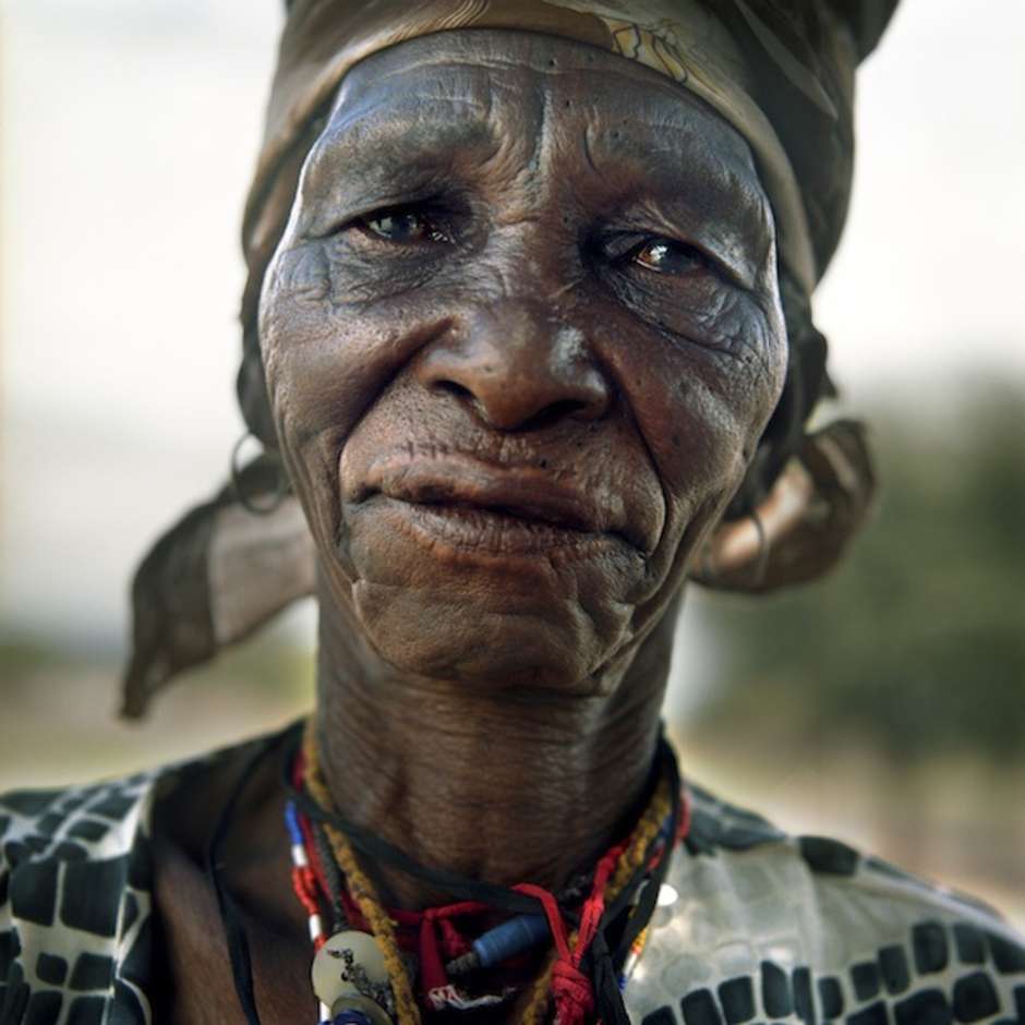 Xlarema Phuti, eine Buschfrau und Heilerin, wurde von der botswanischen Regierung von ihrem angestammten Land in Molapo im Central Kalahari Game Reserve vertrieben. Sie wurde zwangsumgesiedelt nach New Xade, ein staatliches Lager, dass die Buschleute als „Ort des Todes“ beschreiben. 

In New Xade sind die Buschleute auf Almosen der Regierung angewiesen, die Jagd ist ihnen verboten. Depressionen, Alkoholmissbrauch und HIV sind weit verbreitet. 

Xlarema sprach mit Survival International über die Heilkräfte des traditionellen Trance-Tanzes der Buschleute und über die Trauer, die sie seit der Vertreibung von ihrem Land erlebt hat. 
„Wenn ich im Trance-Tanz tanze, spreche ich mit den Vorfahren, um mir Rat bei der Heilung der Kranken zu holen.“

„Ich war noch jung, als ich Heilerin wurde. Ich träumte und dann begann das tanzen und heilen. Wenn ich begann zu tanzen, konnte ich eine Person an ihrem Blut und Geruch erfühlen.“ 

„In Molapo konnte ich sehr gut heilen, denn es gab dort viele Vorfahren mit denen ich sprechen konnte. Die Vorfahren sprechen durch mein Blut. Doch in New Xade gibt es nicht sehr viele Vorfahren, deshalb sind meine Heilkräfte hier schwächer. Und einige Krankheiten sind sehr schwer zu heilen, wie HIV/Aids zum Beispiel.“

„Wir kannten diese Krankheit zuvor nicht.“
