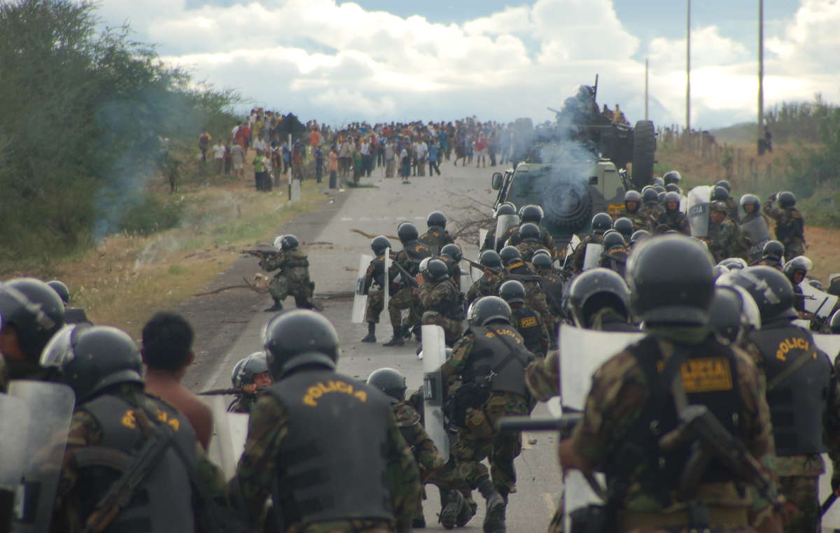 La policía disuelve las protestas indígenas cerca de Bagua, Perú, 5 de junio.