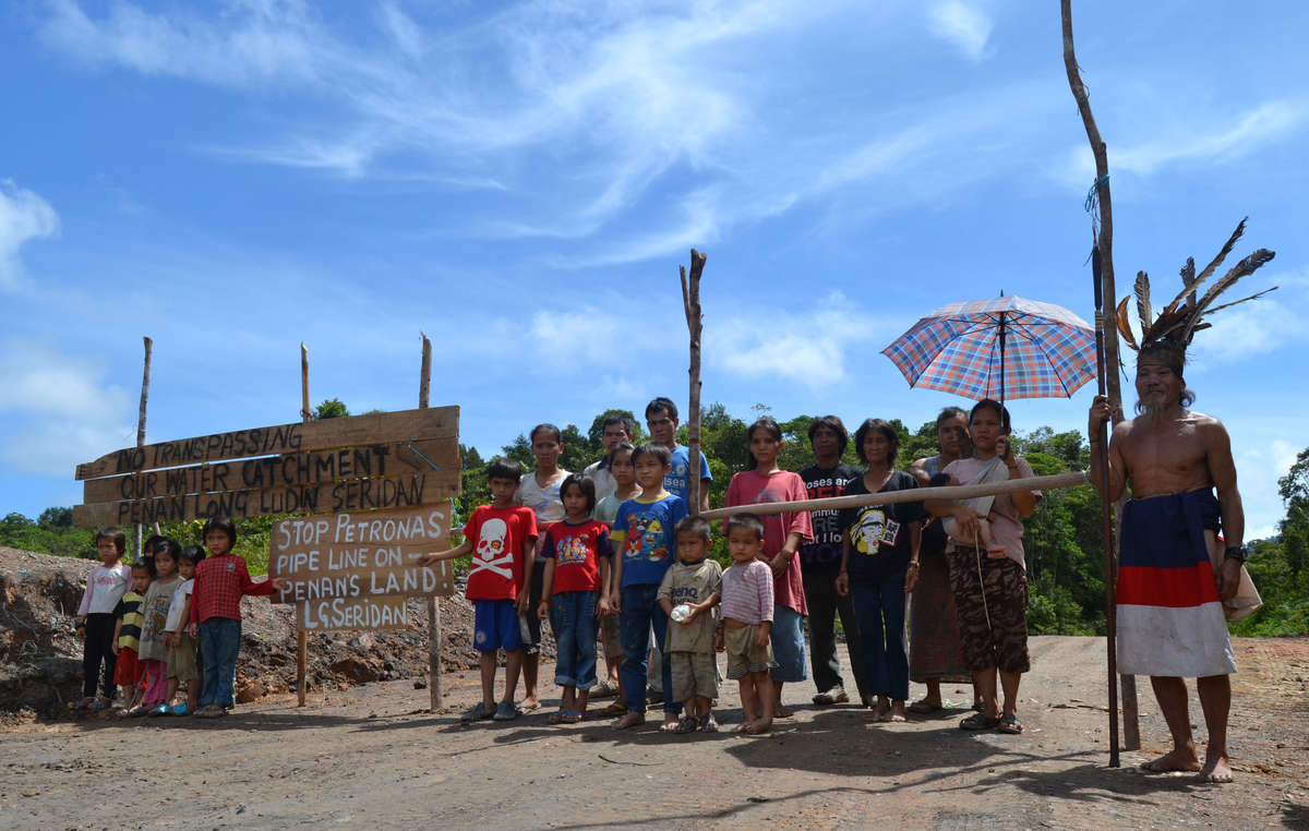 Los penanes de Long Seridan protestan contra la construcción de un oleoducto que atraviesa su tierra ancestral.
