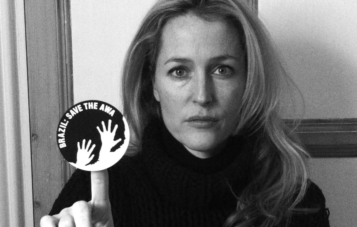 La estrella de Hollywood Gillian Anderson posa con el iconoawá.